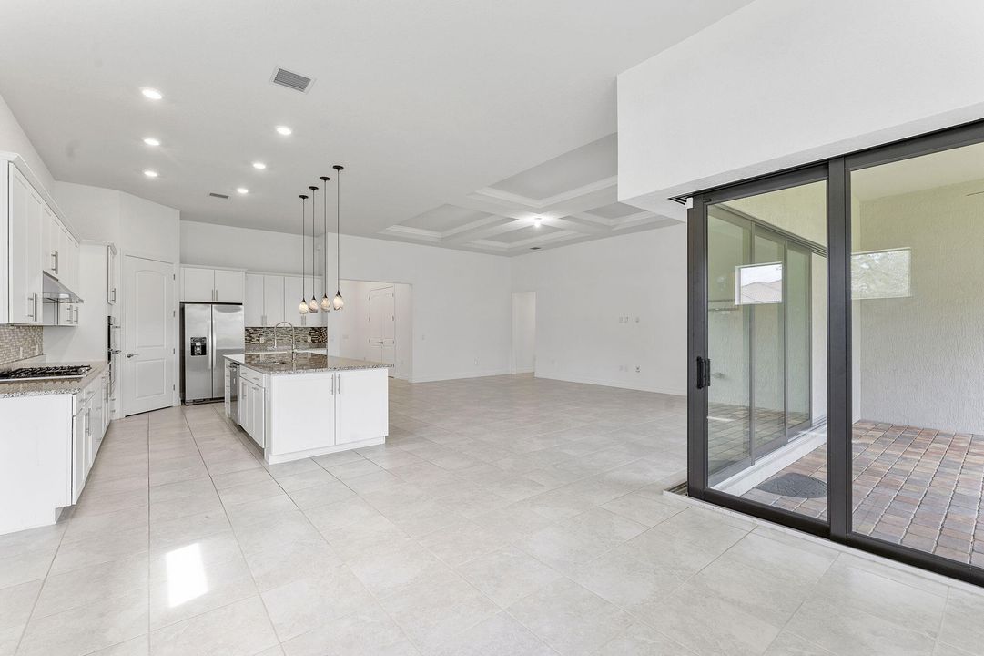 Под контрактом: $795,000 (4 спален, 3 ванн, 2818 Квадратных фут)