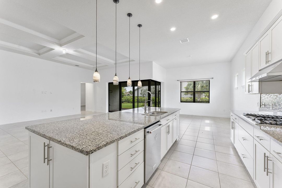 Под контрактом: $795,000 (4 спален, 3 ванн, 2818 Квадратных фут)