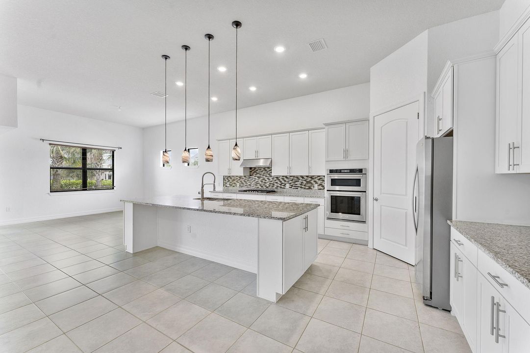 Под контрактом: $795,000 (4 спален, 3 ванн, 2818 Квадратных фут)