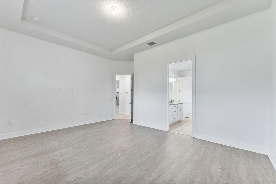 Под контрактом: $795,000 (4 спален, 3 ванн, 2818 Квадратных фут)