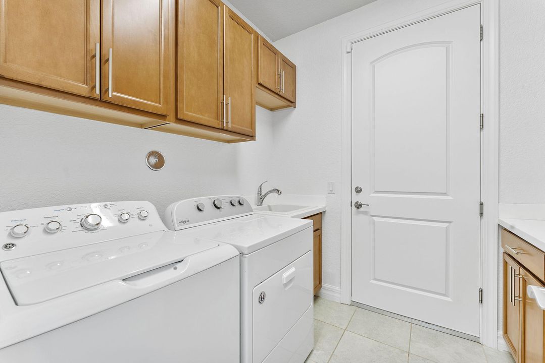 Под контрактом: $795,000 (4 спален, 3 ванн, 2818 Квадратных фут)