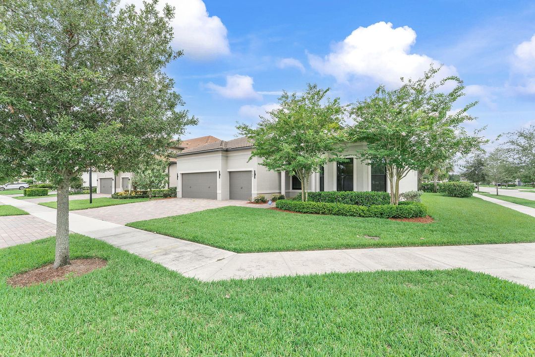 Под контрактом: $795,000 (4 спален, 3 ванн, 2818 Квадратных фут)