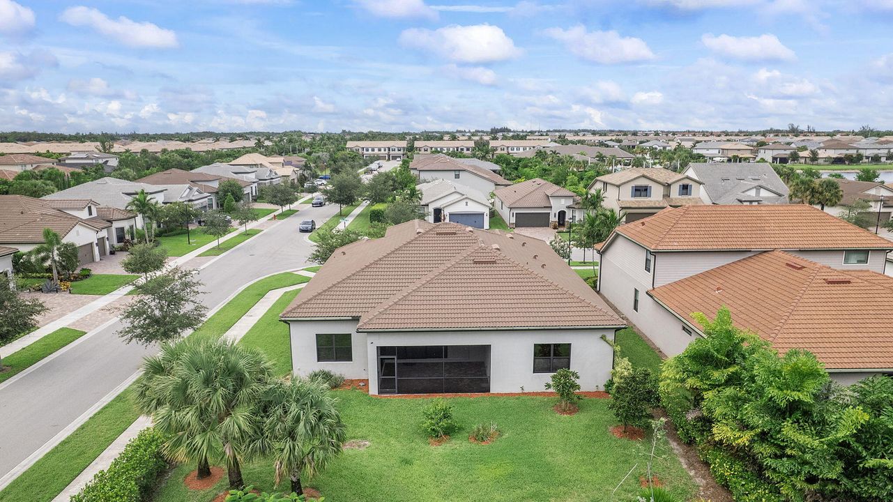 Под контрактом: $795,000 (4 спален, 3 ванн, 2818 Квадратных фут)