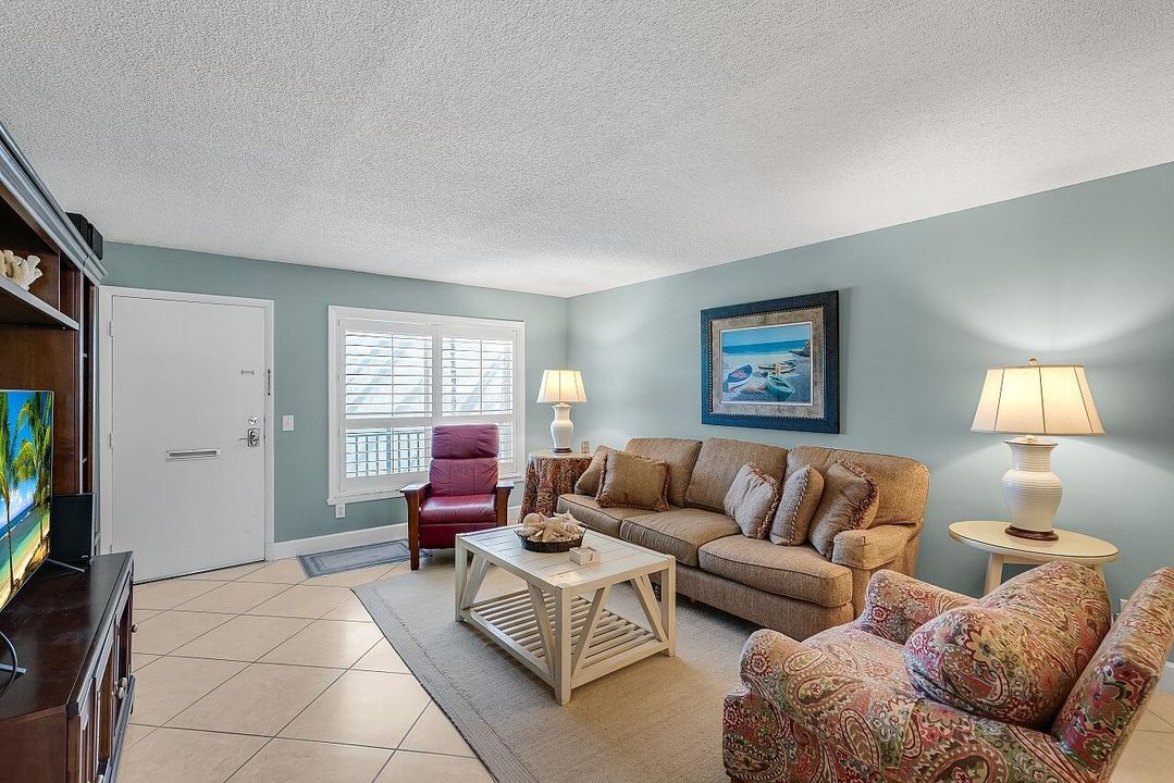 For Sale: $405,000 (2 beds, 2 baths, 1150 Square Feet)