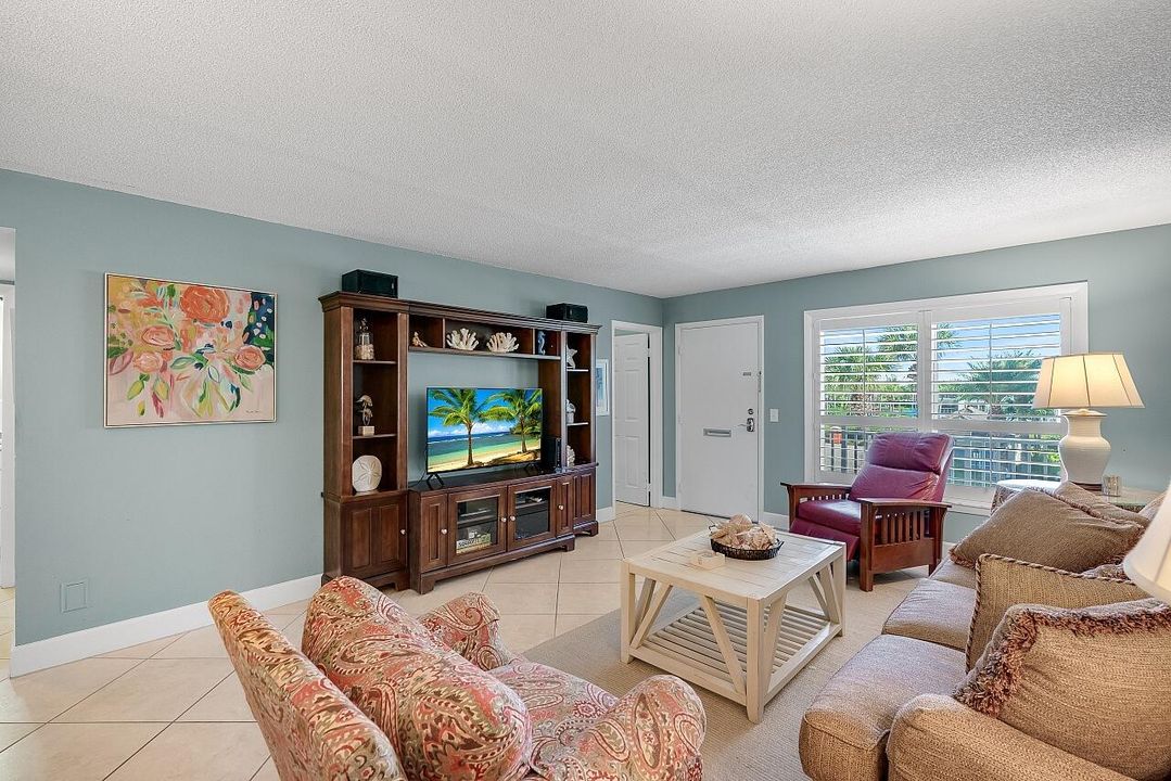 For Sale: $405,000 (2 beds, 2 baths, 1150 Square Feet)