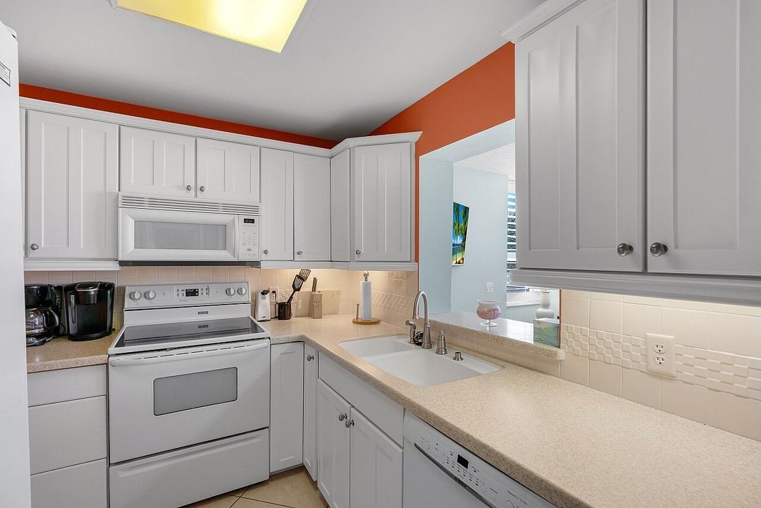 For Sale: $405,000 (2 beds, 2 baths, 1150 Square Feet)