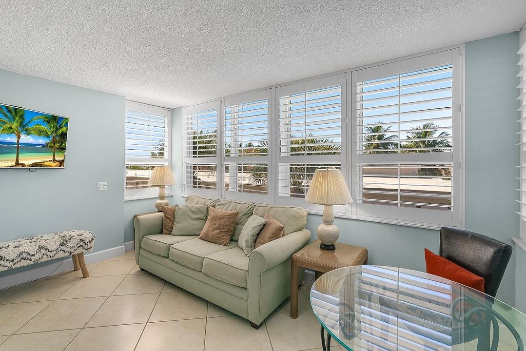 For Sale: $405,000 (2 beds, 2 baths, 1150 Square Feet)