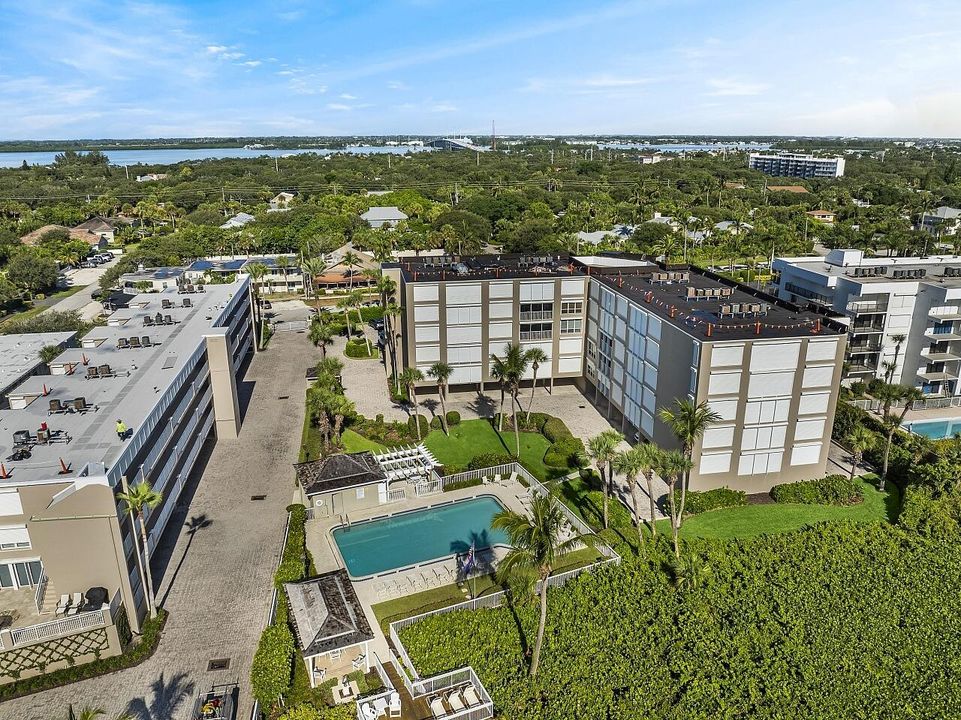 For Sale: $405,000 (2 beds, 2 baths, 1150 Square Feet)