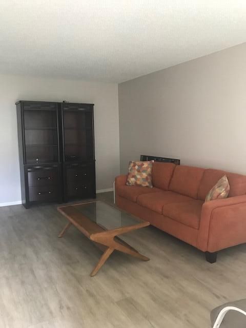 For Rent: $1,750 (2 beds, 1 baths, 840 Square Feet)