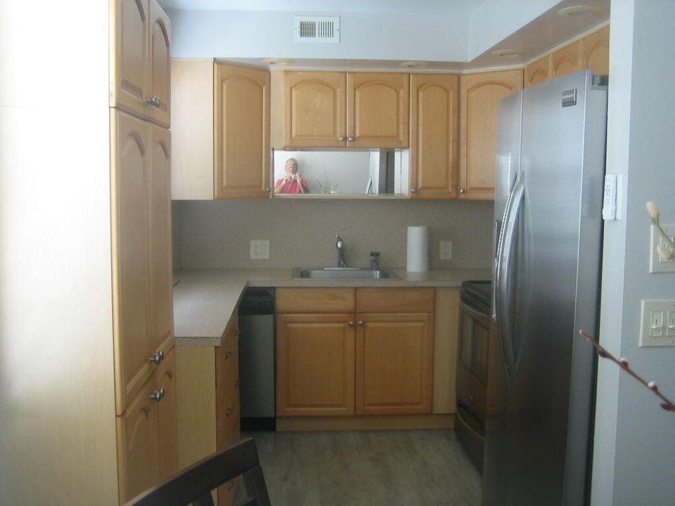 For Rent: $1,750 (2 beds, 1 baths, 840 Square Feet)