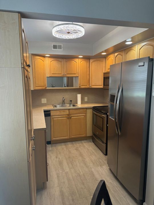 For Rent: $1,750 (2 beds, 1 baths, 840 Square Feet)