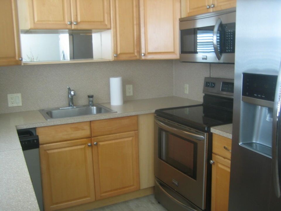 For Rent: $1,750 (2 beds, 1 baths, 840 Square Feet)