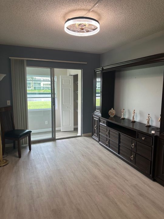 For Rent: $1,750 (2 beds, 1 baths, 840 Square Feet)