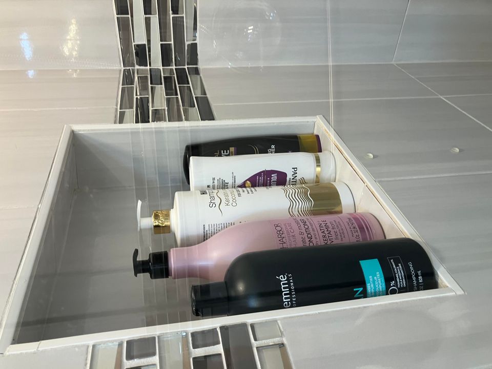 合同活跃: $3,000 (2 贝兹, 1 浴室, 820 平方英尺)