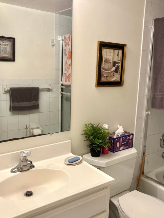 合同活跃: $3,000 (2 贝兹, 1 浴室, 820 平方英尺)