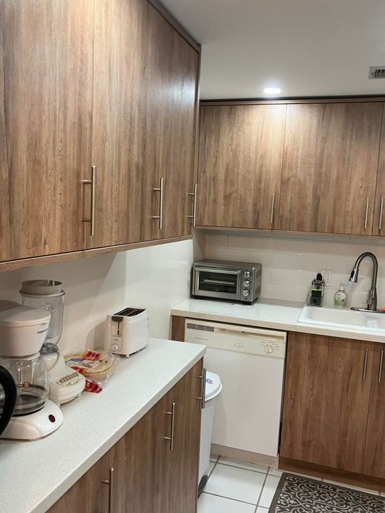 合同活跃: $3,000 (2 贝兹, 1 浴室, 820 平方英尺)