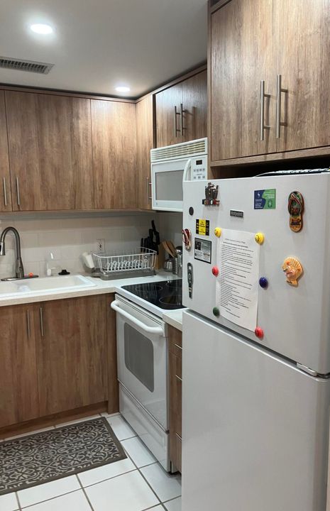 合同活跃: $3,000 (2 贝兹, 1 浴室, 820 平方英尺)