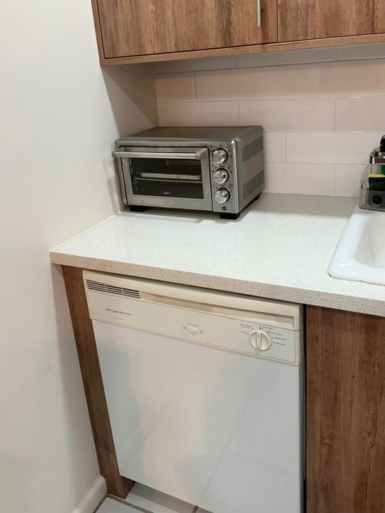 合同活跃: $3,000 (2 贝兹, 1 浴室, 820 平方英尺)