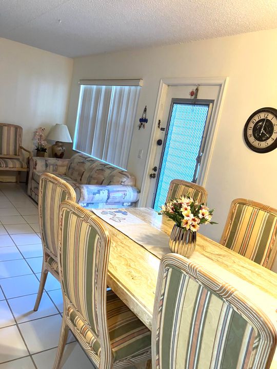 合同活跃: $3,000 (2 贝兹, 1 浴室, 820 平方英尺)