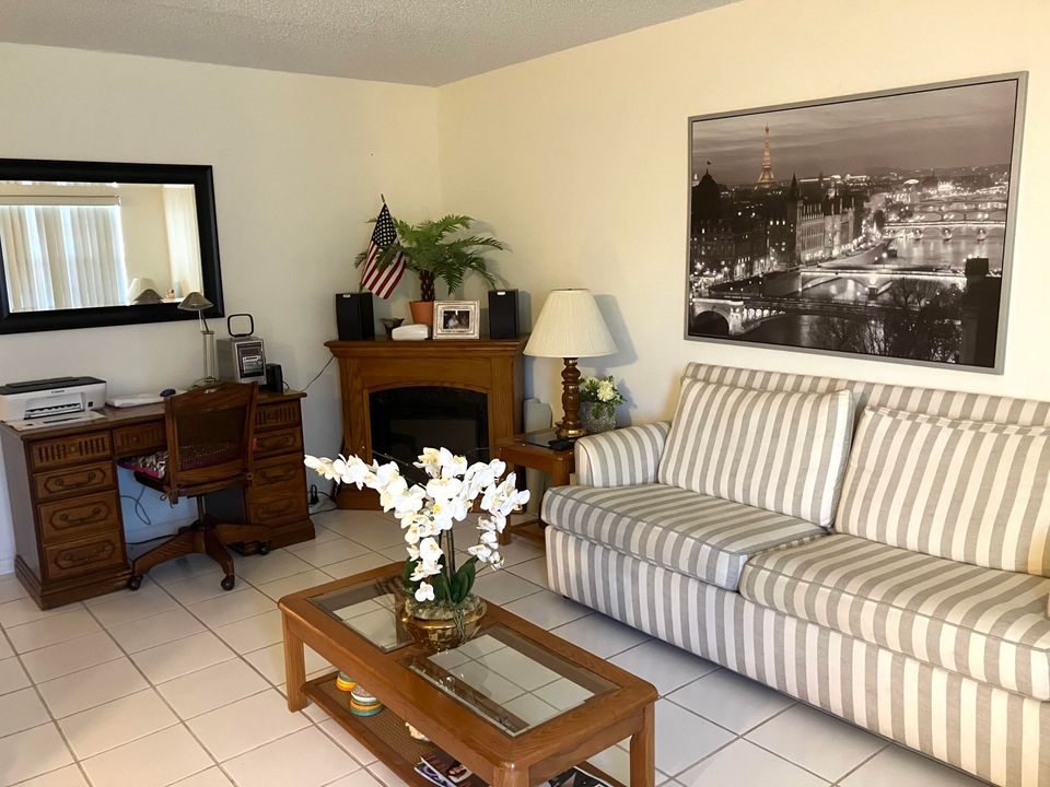 合同活跃: $3,000 (2 贝兹, 1 浴室, 820 平方英尺)