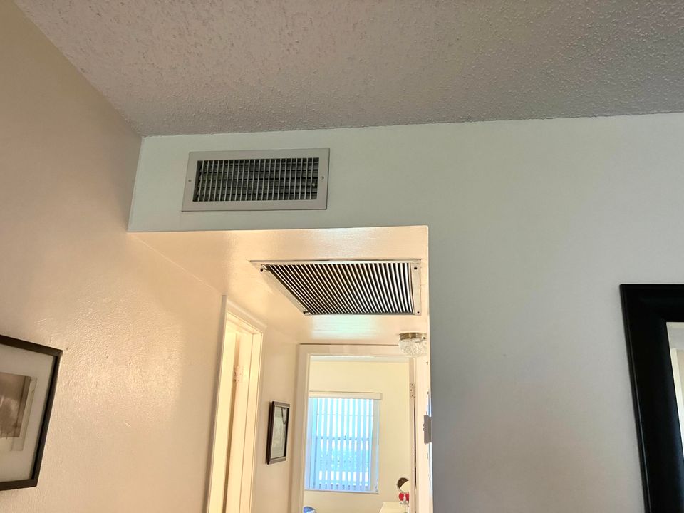 合同活跃: $3,000 (2 贝兹, 1 浴室, 820 平方英尺)