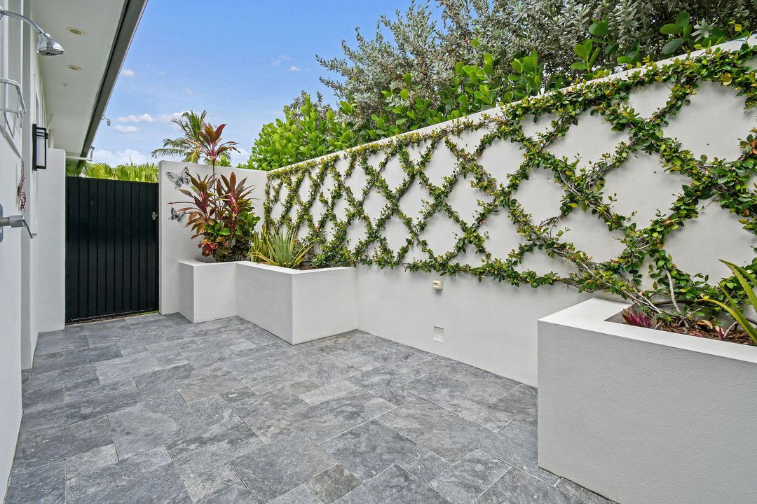 Active With Contract: $4,995,000 (4 beds, 4 baths, 5872 Square Feet)