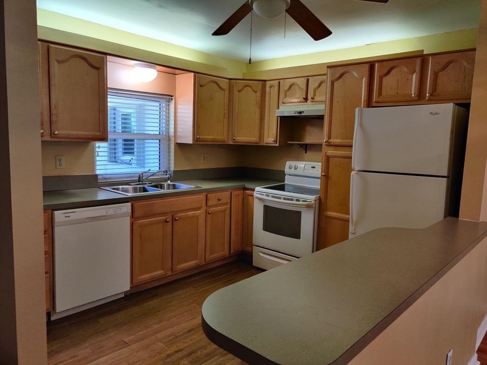 For Sale: $164,000 (2 beds, 2 baths, 1084 Square Feet)