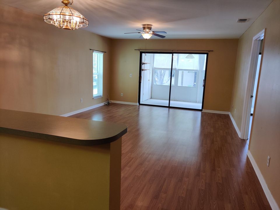 For Sale: $164,000 (2 beds, 2 baths, 1084 Square Feet)