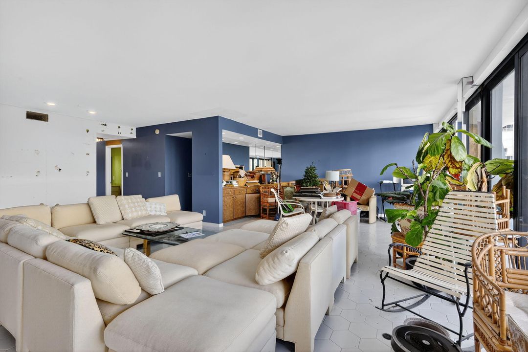 合同活跃: $1,695,000 (2 贝兹, 2 浴室, 1868 平方英尺)