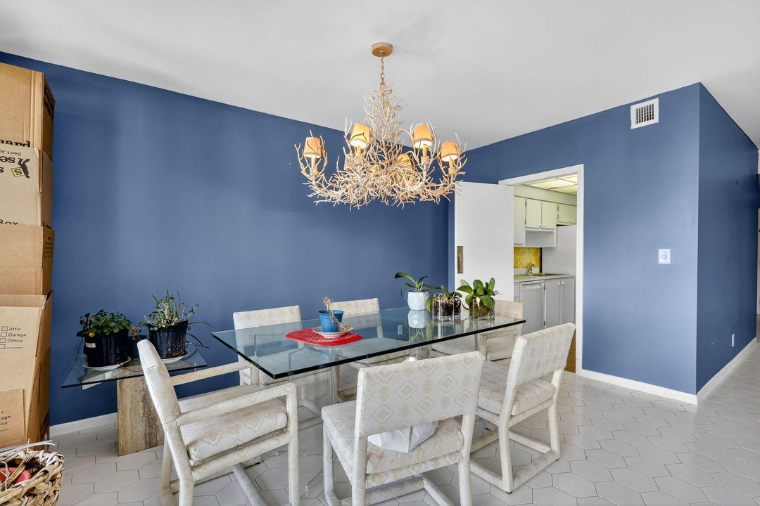 合同活跃: $1,695,000 (2 贝兹, 2 浴室, 1868 平方英尺)