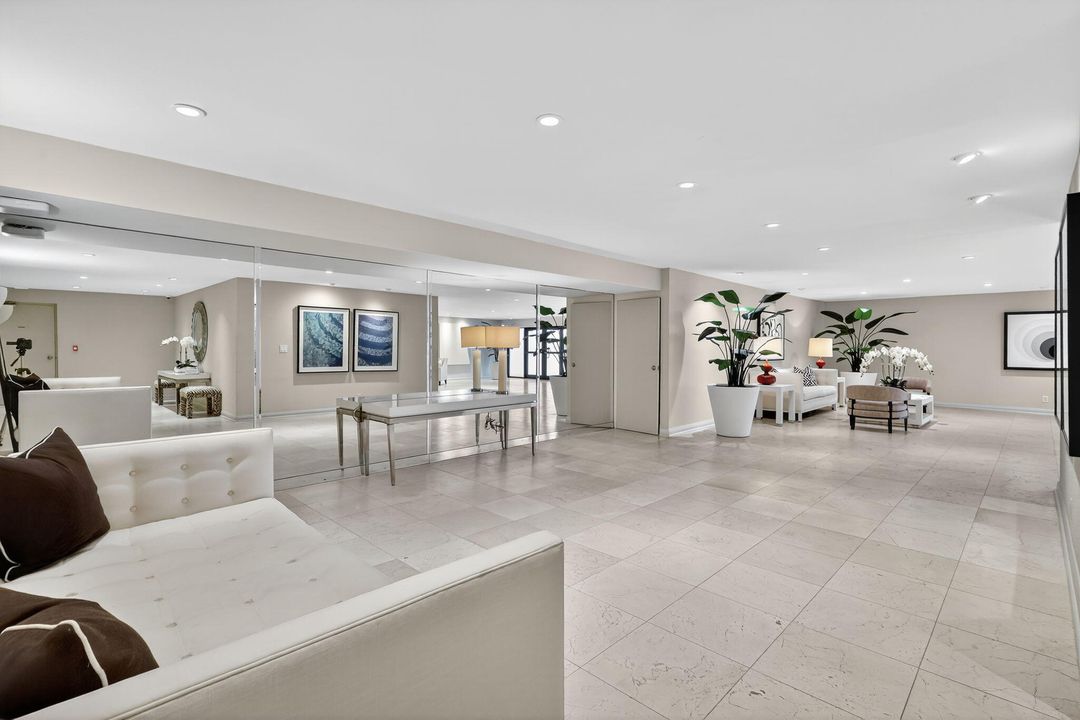 合同活跃: $1,695,000 (2 贝兹, 2 浴室, 1868 平方英尺)