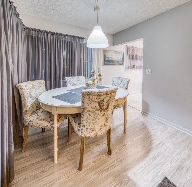 Active With Contract: $112,900 (1 beds, 1 baths, 720 Square Feet)