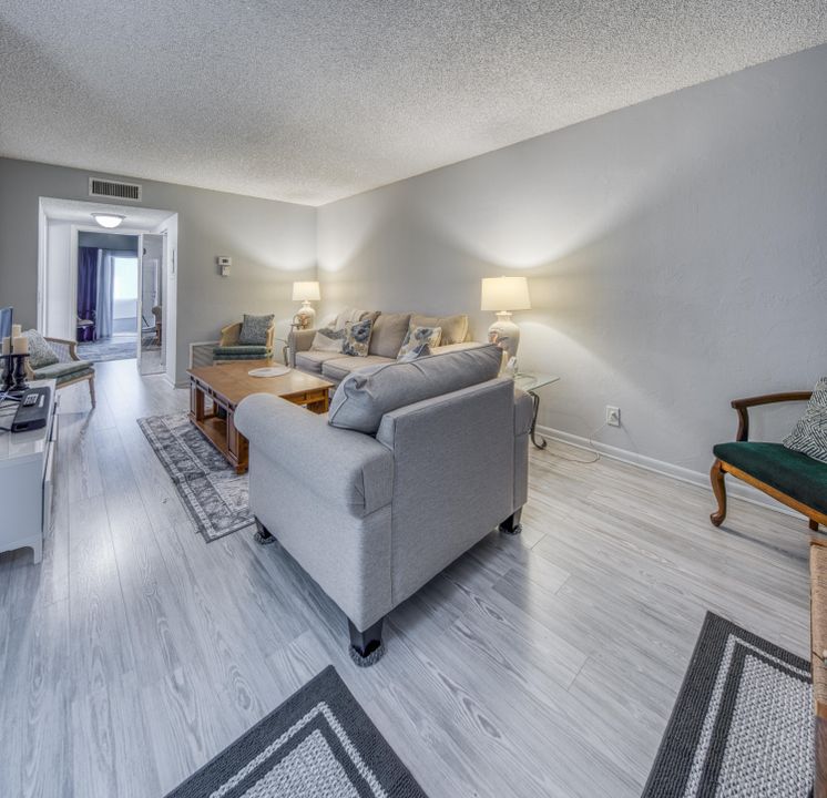 Active With Contract: $112,900 (1 beds, 1 baths, 720 Square Feet)