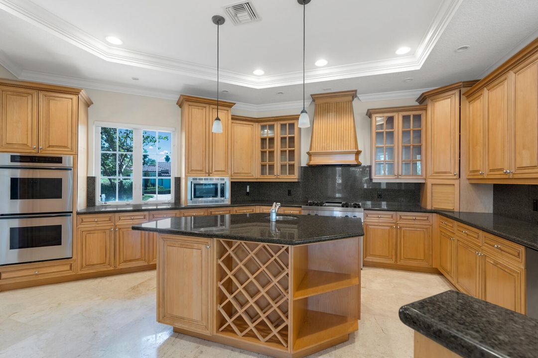 Под контрактом: $6,295,000 (6 спален, 6 ванн, 5205 Квадратных фут)