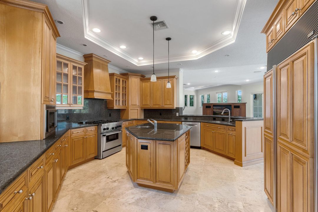 Под контрактом: $6,295,000 (6 спален, 6 ванн, 5205 Квадратных фут)