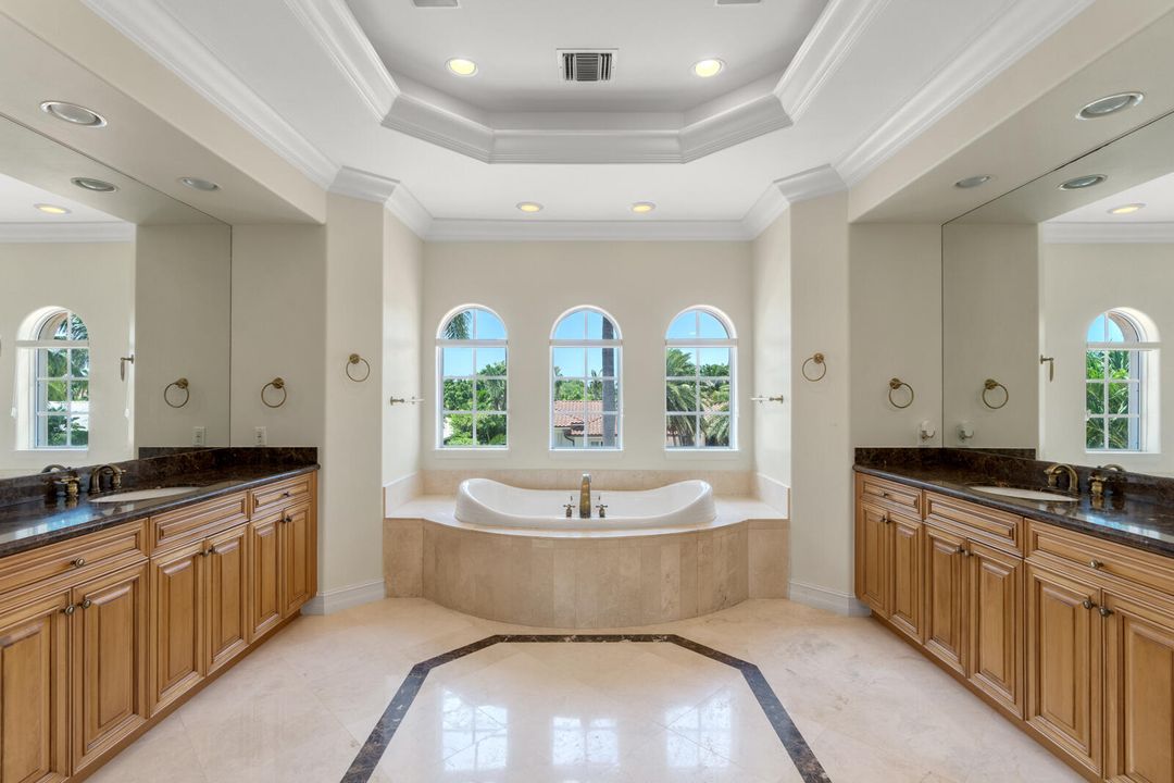 Под контрактом: $6,295,000 (6 спален, 6 ванн, 5205 Квадратных фут)