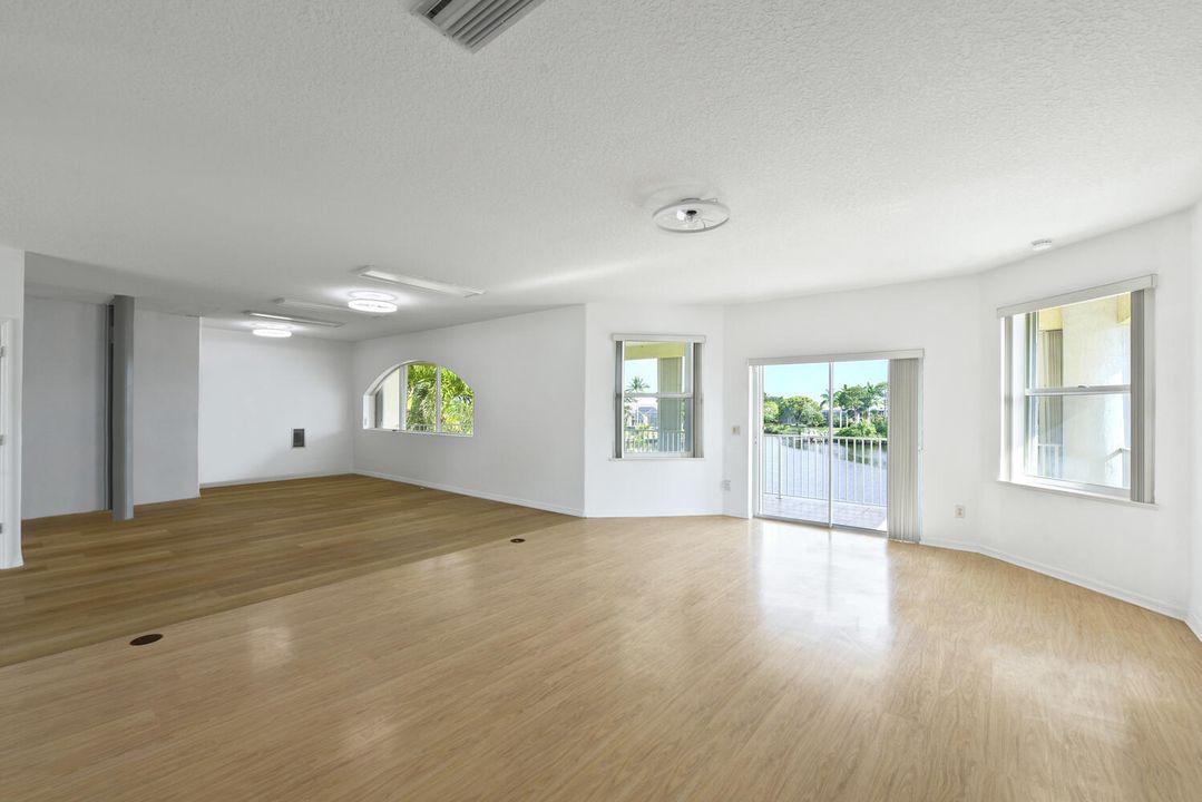 For Sale: $975,000 (3 beds, 2 baths, 3349 Square Feet)