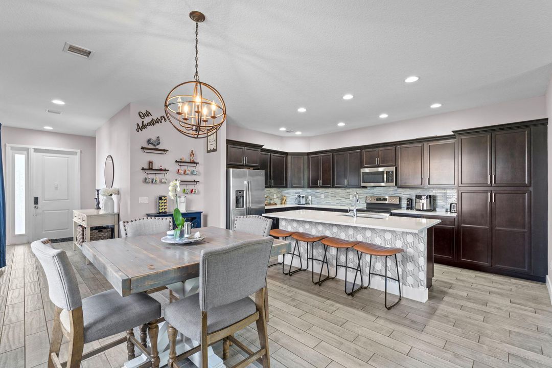 Active With Contract: $520,000 (3 beds, 2 baths, 1662 Square Feet)