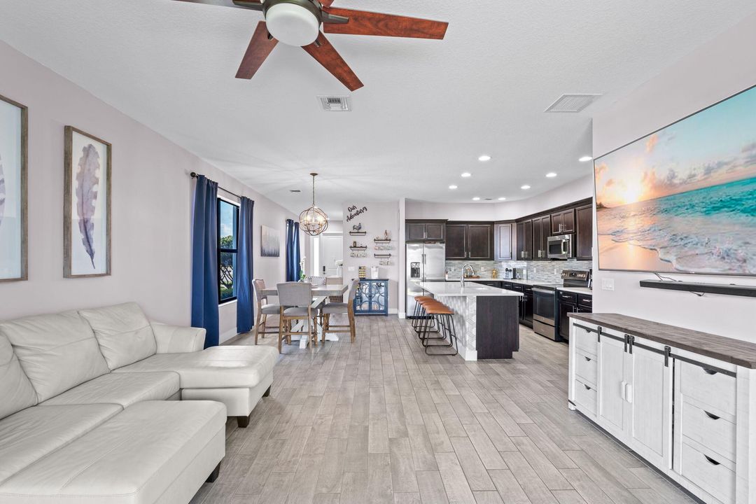 Active With Contract: $520,000 (3 beds, 2 baths, 1662 Square Feet)