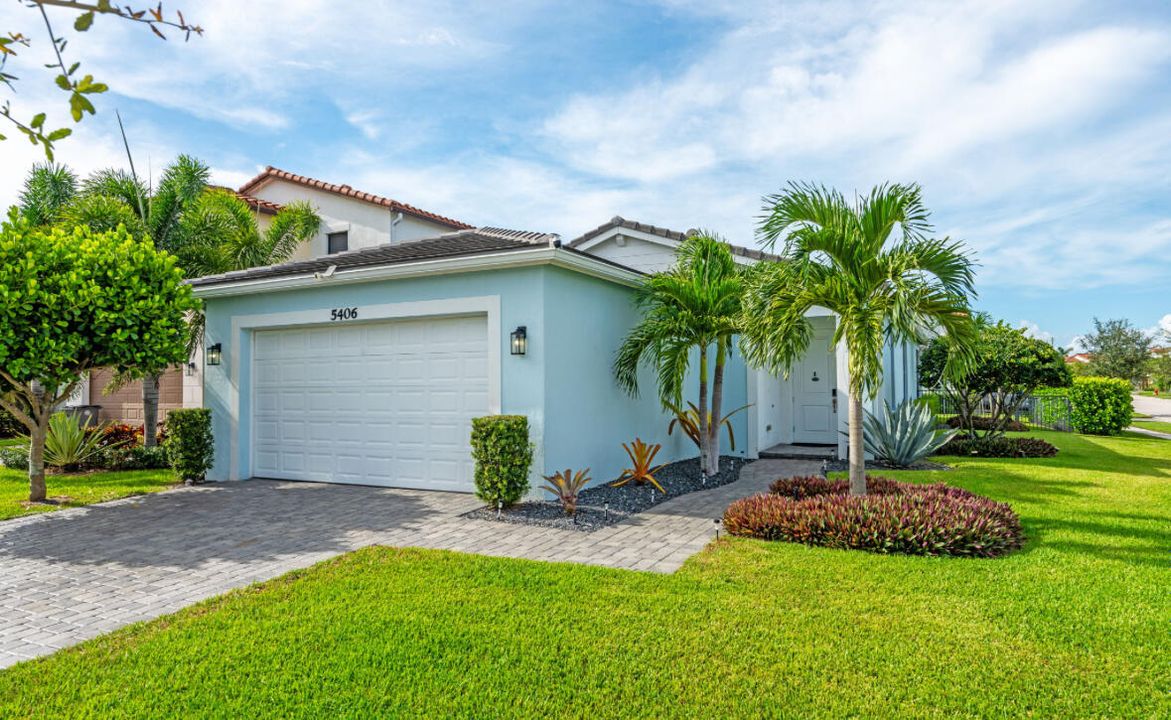 Active With Contract: $520,000 (3 beds, 2 baths, 1662 Square Feet)