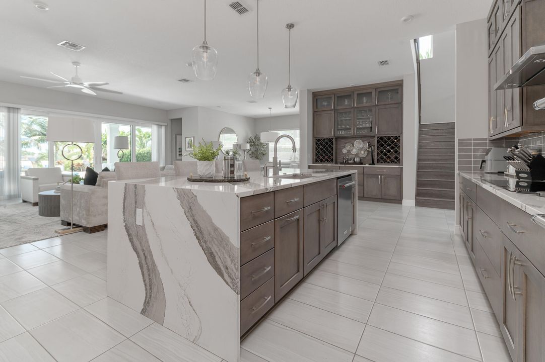 На продажу: $2,675,000 (5 спален, 5 ванн, 4249 Квадратных фут)