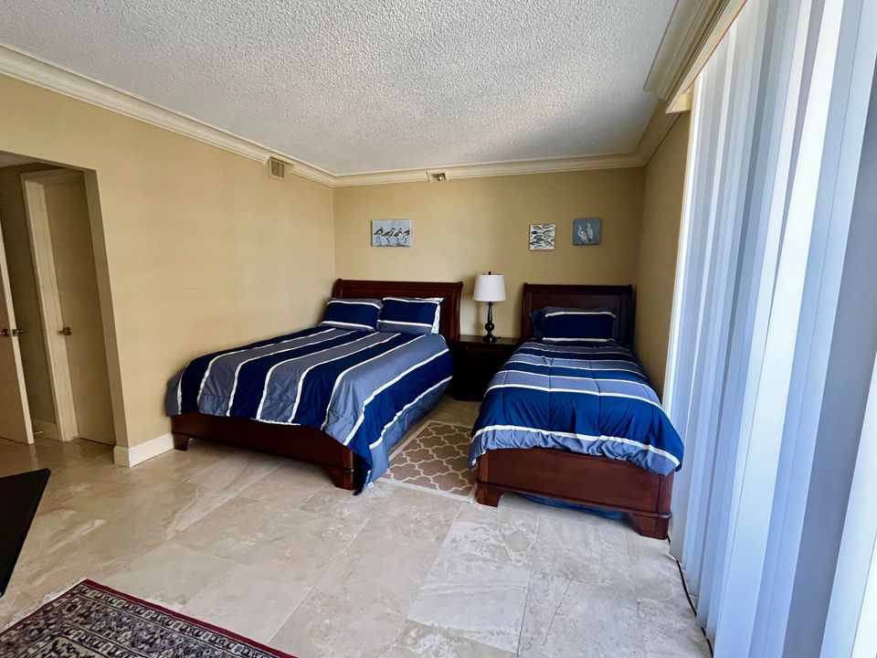 合同活跃: $5,500 (3 贝兹, 4 浴室, 2478 平方英尺)