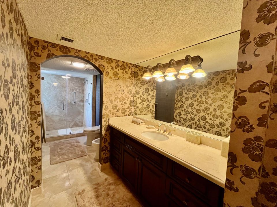 合同活跃: $5,500 (3 贝兹, 4 浴室, 2478 平方英尺)