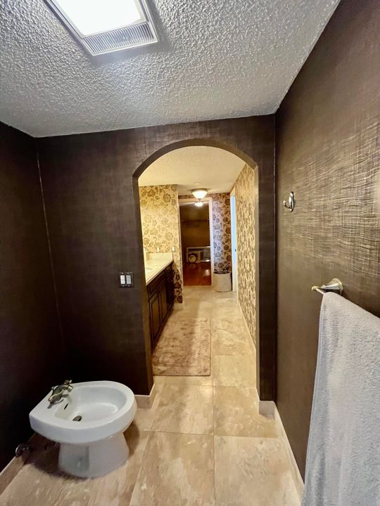 合同活跃: $5,500 (3 贝兹, 4 浴室, 2478 平方英尺)