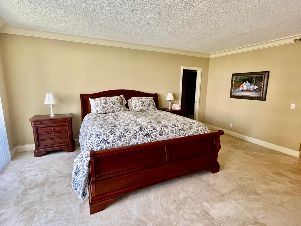 合同活跃: $5,500 (3 贝兹, 4 浴室, 2478 平方英尺)