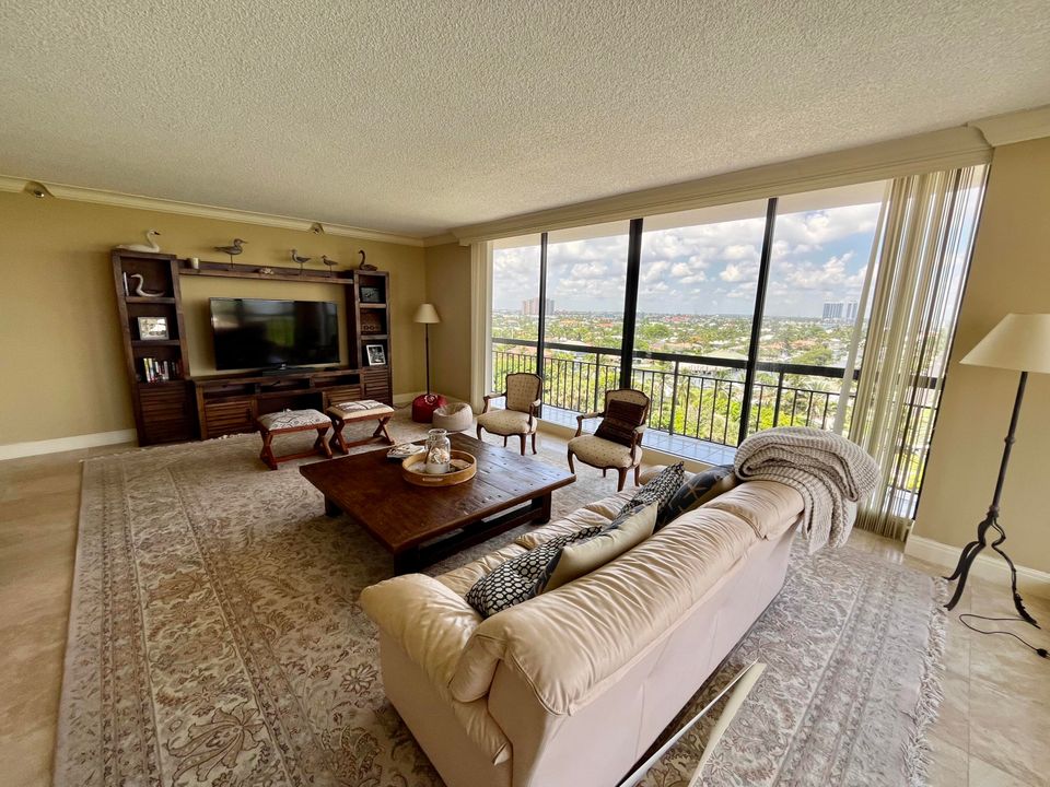 合同活跃: $5,500 (3 贝兹, 4 浴室, 2478 平方英尺)