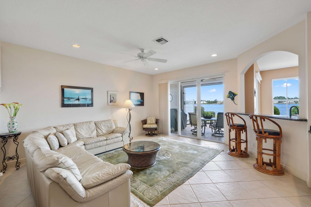 Под контрактом: $1,295,000 (3 спален, 2 ванн, 2433 Квадратных фут)