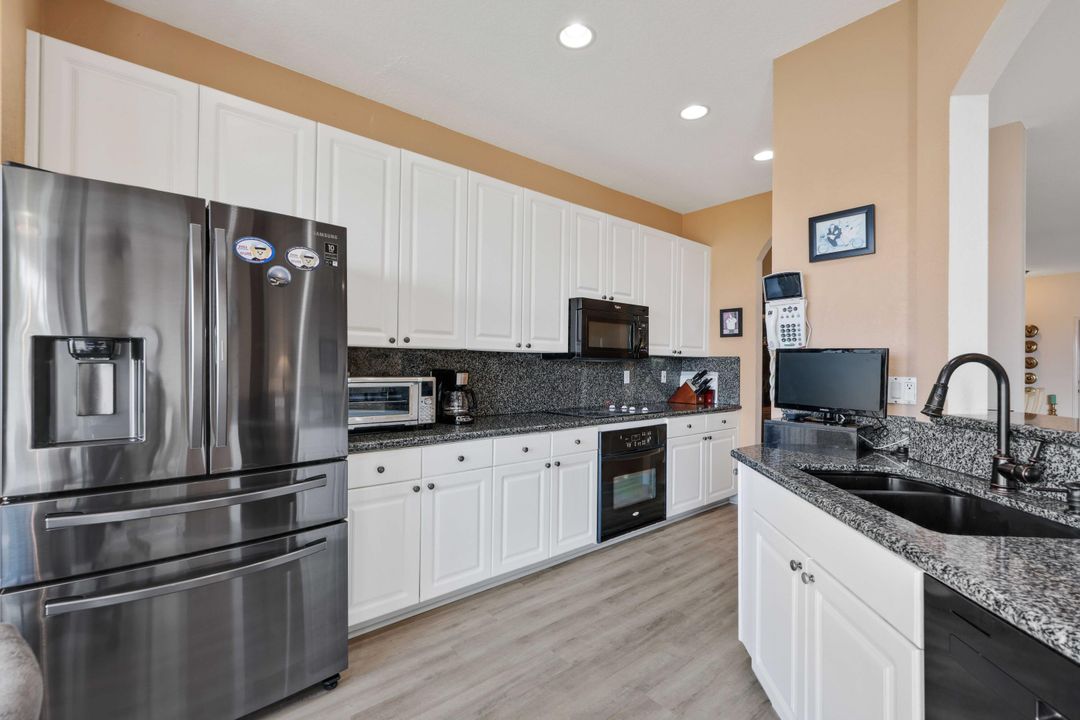 Под контрактом: $1,295,000 (3 спален, 2 ванн, 2433 Квадратных фут)