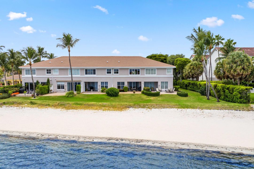 Под контрактом: $1,295,000 (3 спален, 2 ванн, 2433 Квадратных фут)