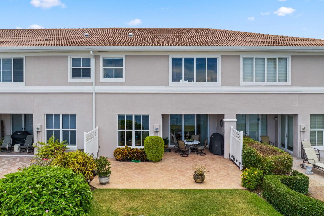 Под контрактом: $1,295,000 (3 спален, 2 ванн, 2433 Квадратных фут)